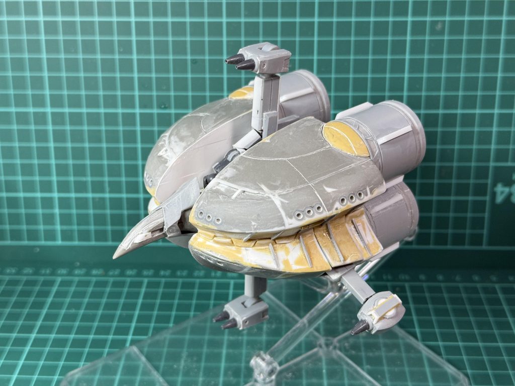 塗装前の状態です。中は中空になってます。エポキシパテはスジ彫りが深く彫れやす過ぎて、何ヶ所か貫通しちゃいました。