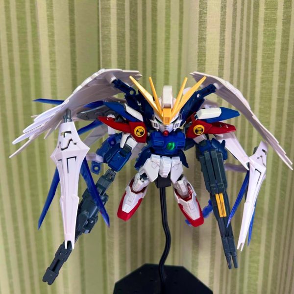 こんばんは。mgsd化計画。前回が散々な結果でしたが、なんとか野心は残っておりました。前回、MGを使ってMG SDを再現しようとしましたが私の未熟な技量では難しいと考えました　笑自分のありのままの結果と気持ちを受け入れる。そう、もはやこれは未熟な自分との戦いなのです。。、笑人生みたいですねっ！笑結果を受け入れた僕が何をしたかというと、 最初のhgのボディを使ったままユニットをいこうと思いました。とりあえずエヴァシリーズで大好きなコトブキヤ さんのユニットをつけまくる。そしたらね、一気に完成図の絵コンテの想像ができたんです。自分でいうのもなんですけど、めちゃくちゃかっこよくないですか！？笑今までみてきたアニメの中で大好きな要素をガンダムに入れる。これが一番やりたかった。。今回はここまで！良いと思ったら是非良いねとコメント、フォローも良ければお願いします😊💪完成させるぞ！（2枚目）