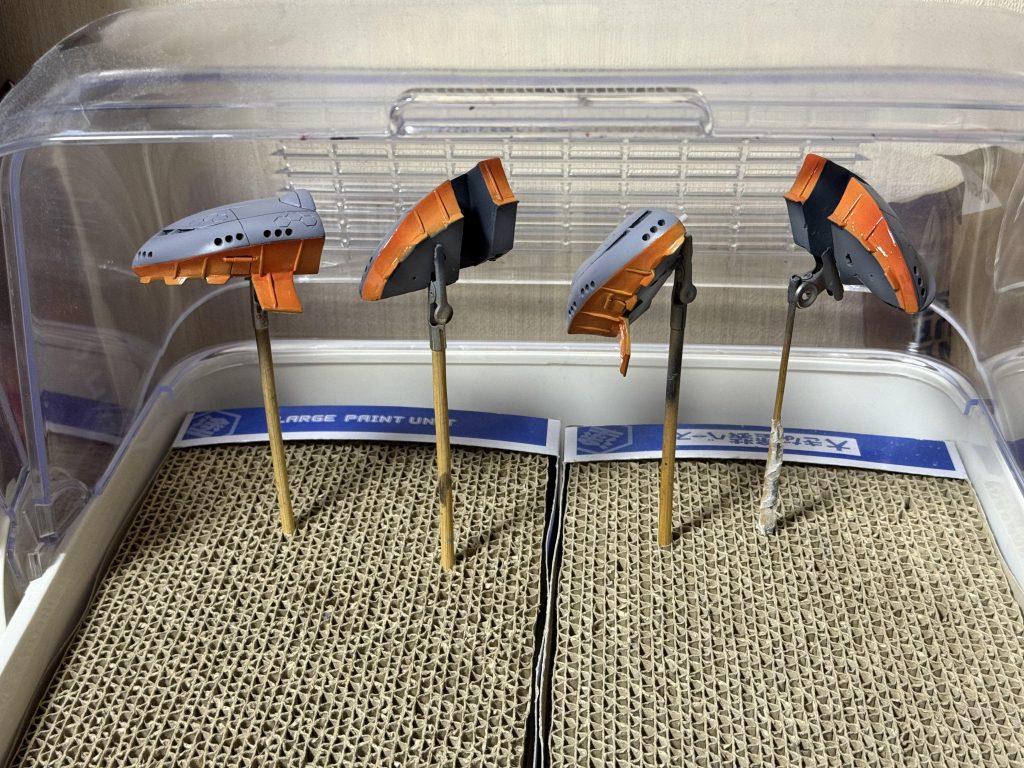 塗装は水性ホビーカラー。いったん全体をダークグレーで塗ってからグラデーションを残して塗装。さらに白を加えた塗料でうっすらハイライトを入れてます。主な使用塗料H32ダークグレーH53ニュートラルグレーH69グレーバイオレットH39パープル(紫)H14オレンジ(橙)H1ホワイト(白)Mr. ウェザリングカラーマルチブラックGH101 UVカットスムースクリアーあと塗装剝げ予防にタミヤのモデリングワックスを全体に塗り込んでます。効果はあるのかないのか。今の所、塗装剝げはしてない。