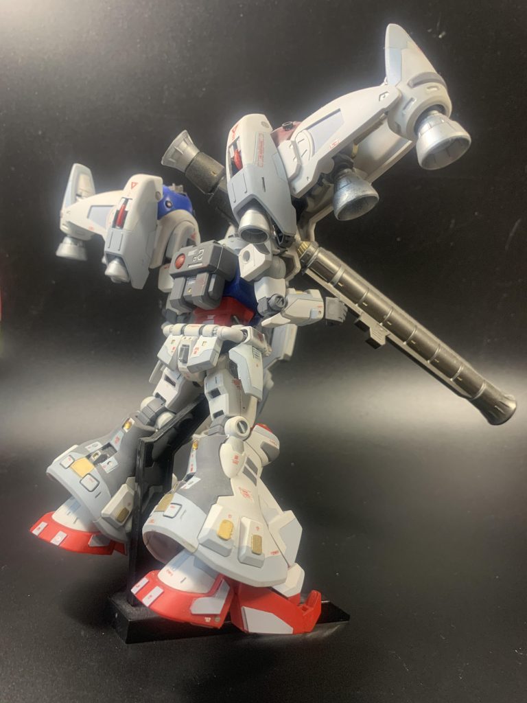 バックショット。両肩のバインダーを広げた姿は独特の威圧感があります。