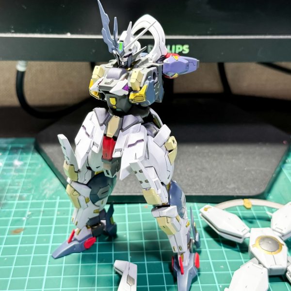 ダリルバルデをディテールアップしつつ、フェイクνのアーマーを使って改造しています。武装は、リライズ絡みでネプテイトウェポンズを使いたかったので、背負えるようにバックパックを改造しています。塗装は、ほぼ完了なので、後はデカールを貼って仕上げます。（1枚目）