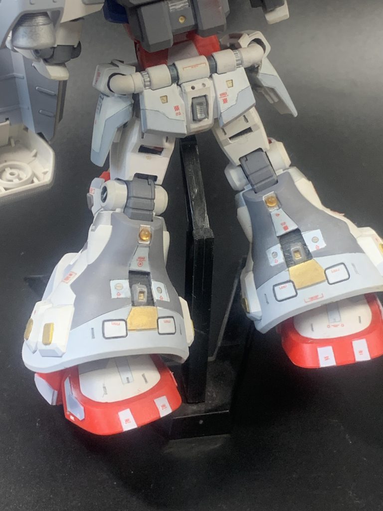 足のディテール。それにしても腰のリアアーマーちっちゃ、ミニスカートみたいです。(zaku-kao9)