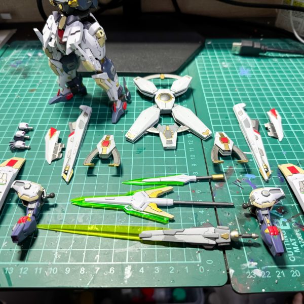 ダリルバルデをディテールアップしつつ、フェイクνのアーマーを使って改造しています。武装は、リライズ絡みでネプテイトウェポンズを使いたかったので、背負えるようにバックパックを改造しています。塗装は、ほぼ完了なので、後はデカールを貼って仕上げます。（2枚目）