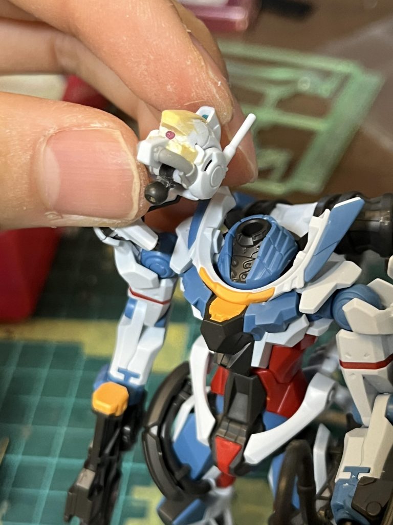 パテとビーサーベルのエフェクトでゲルググヘッドを制作。接続もジークアクス に対応させる。