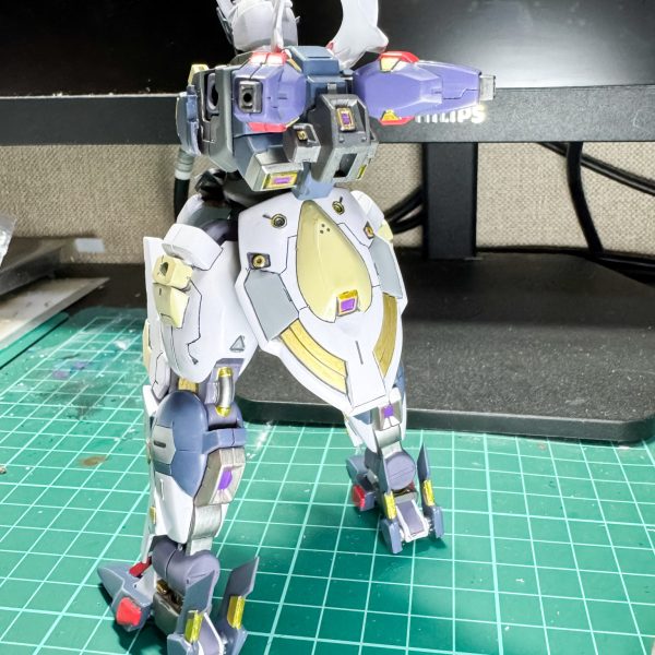 ダリルバルデをディテールアップしつつ、フェイクνのアーマーを使って改造しています。武装は、リライズ絡みでネプテイトウェポンズを使いたかったので、背負えるようにバックパックを改造しています。塗装は、ほぼ完了なので、後はデカールを貼って仕上げます。（3枚目）