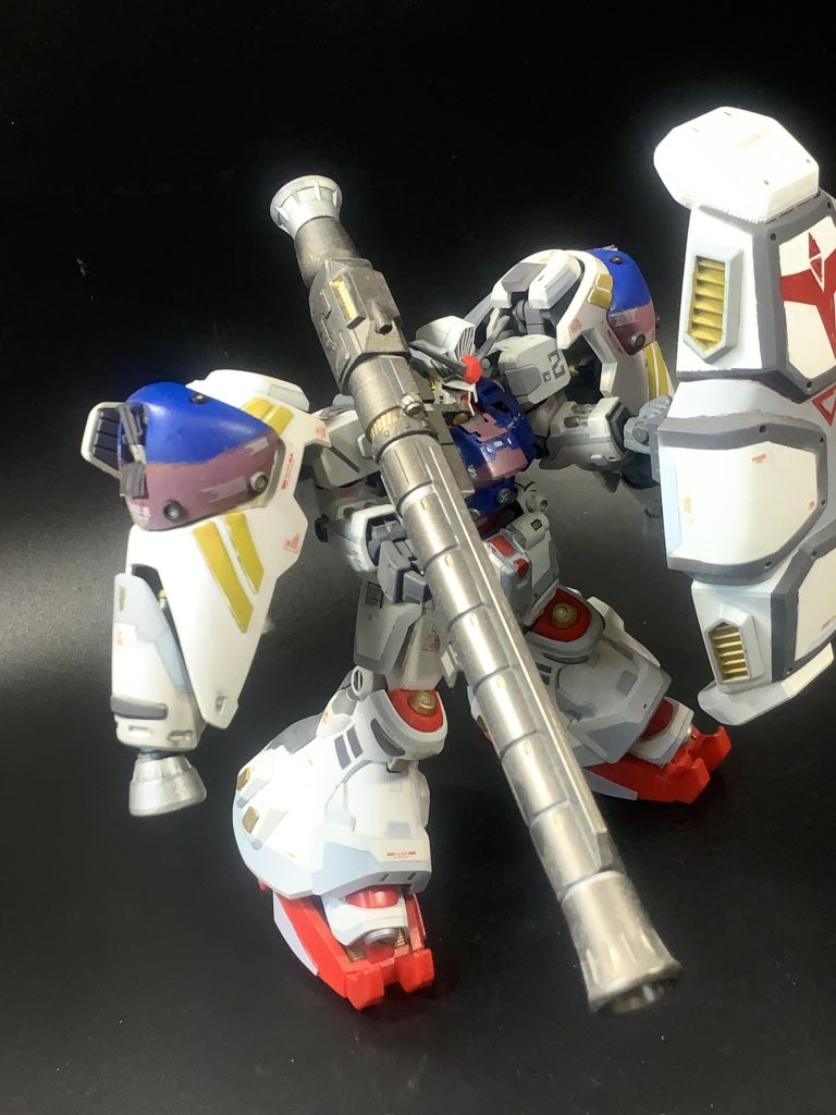 他のガンダムとは一線を画す独特のフォルム、南極条約に違反している核兵器を搭載しているというのもまたミステリアス。