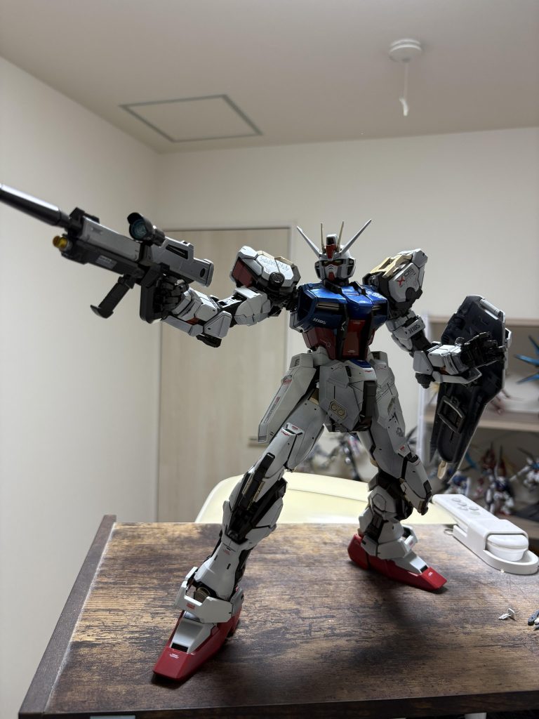 ライフル、シールド装備。指定のままではライフルが地味なのでアーマーシュナイダーと同じスーパーシルバーで2色に。