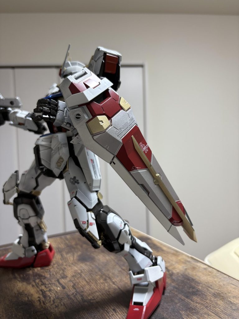 シールドは最初指定通りにやってましたが、なんとなくシルバーも入れてみたところ、ウルトラマンみたいになりました。
