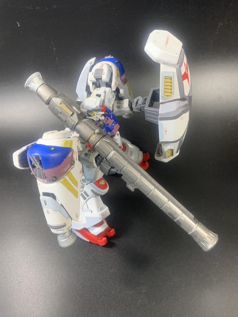 盾やバズーカはやたらデカいのに近接戦闘以外の武装は頭部バルカンのみというこのアンバランスさ。アナベル・ガトーというエースパイロットが操縦していたおかげで活躍できましたが普通のパイロットでは中々に厳しいのではないでしょうか?(zaku-kao4)