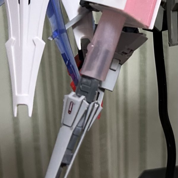 ウイングガンダム・type・ 零式　制作中こんばんは。前回の投稿から結構進展したので近状報告です！ 下半身をhgレジェンドガンダムのジャンクをそのまま流用しました。足もかなり短くしたと思います　笑何故かスカートだけなかったので、プロヴィデンスガンダムのスカートを拝借しました😂(レジェンド、プロヴィデンス、、ごめんよ。) 原作とはまた違うオリジナリティが欲しかったのでseed系を使うのは我ながらありかなと思いました！ 武器も制作中。少しだけ地味にノイエツバーグ意識したりしてます　笑 (全然似てねえ。。。笑) 正面。 個人的にめちゃくちゃ好みの造形になってました。 アクション。 シールドがめちゃくちゃ干渉しますがかっこいいのでヨシ！今回はこれまで！前回の制作中の投稿、たくさんの人が見てくれて嬉しかったです！こういう登校続けるの、自分結構苦手なんですが、ほんとにモチベーション上がるので嬉しいです！ もしよければ次回も乞うご期待！   （3枚目）