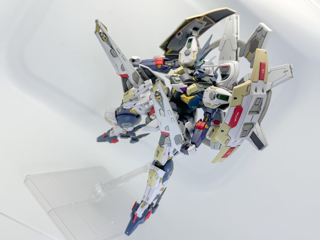 ライフルは基部接続のままで、機体前方に向けることも可能。ジェネレータ直結のアサルトモードとして運用する。