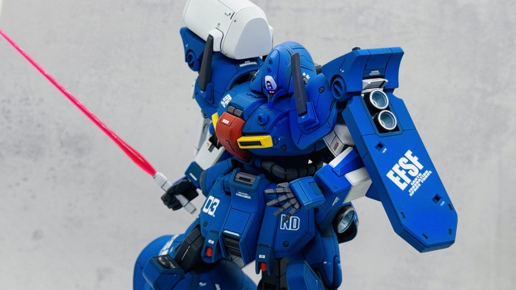 昔懐かしの一体成形ビームサーベルを改造してクリアパーツを刺せるように&両肩にマウント出来るように改造していきました。