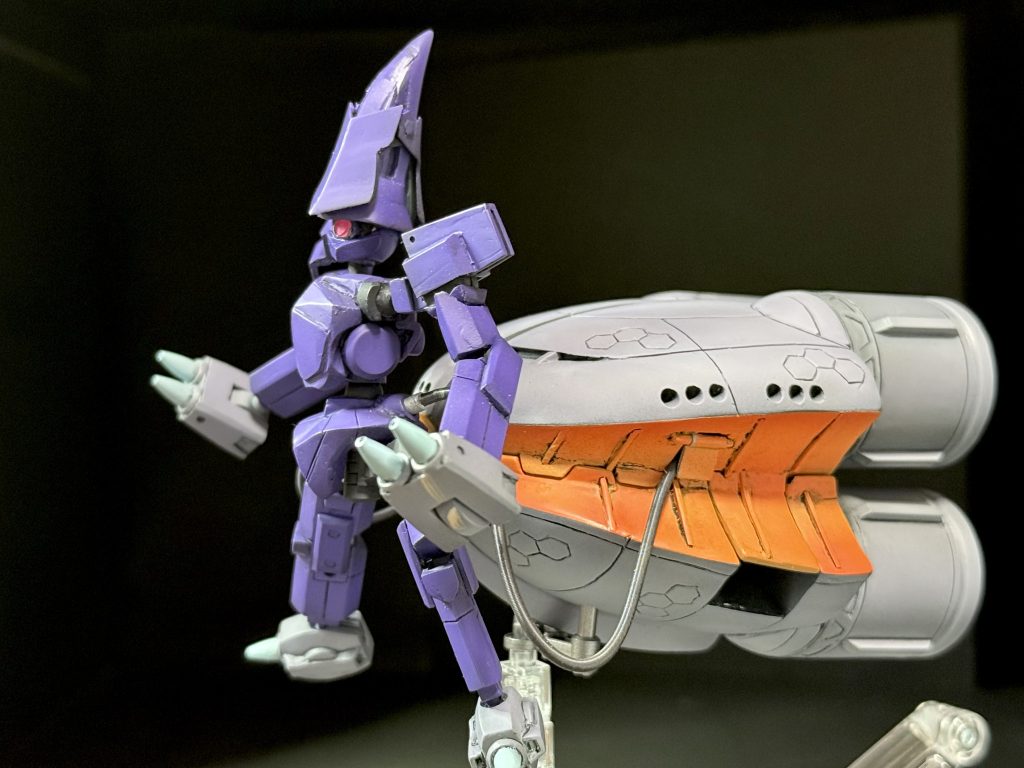 腰のケーブルはHiQパーツの2mmスプリングです。いい感じに垂れ下がるぐらいの硬さでちょうど良かったです。MA胴体内に巻き取ることができます。