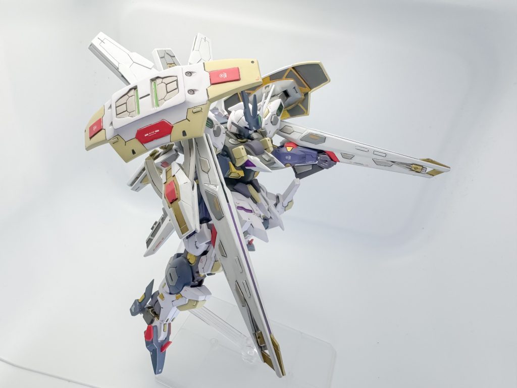 ダブルリベイクライフルは、太腿の基部にマウントされているが、取り外して使用も可能。