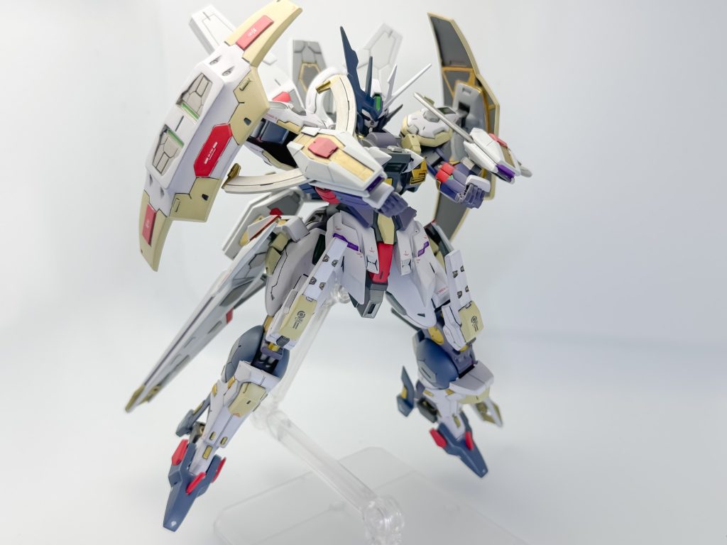 ネプテイトウェポンは、シールド兼ビームガンとして機能し、中距離に対応。