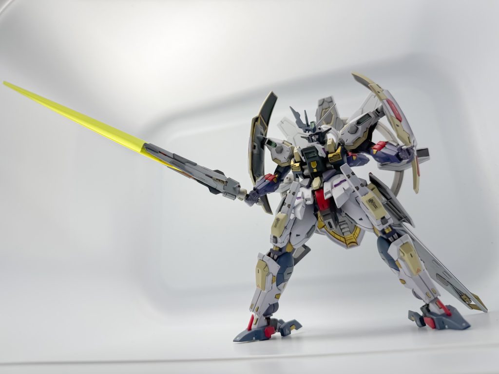 <オービタルステイト>ヴァアチュール・リュミエールを展開時は、肩部のシールドドローンのマウントを円環状に配置し、推進力の発散を防ぎます。この状態では、高速機動を軸とした接近戦が主体になります。