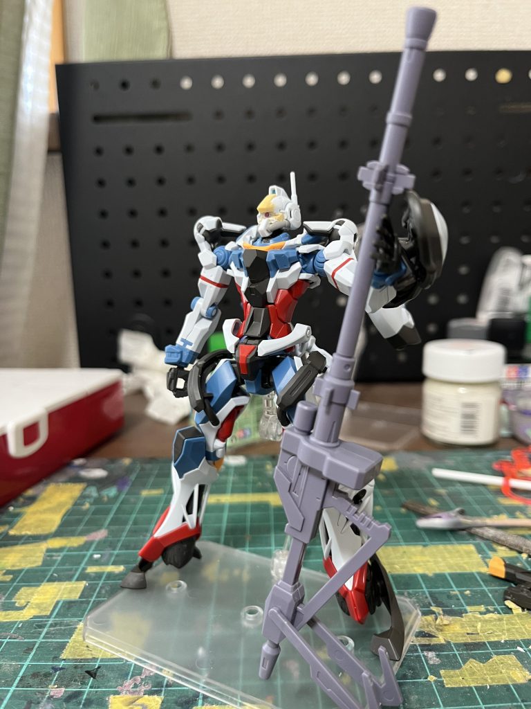 武装のフェダーインライフルなども装備。ビームハルバードの槍はミカエリスのツノを使用。