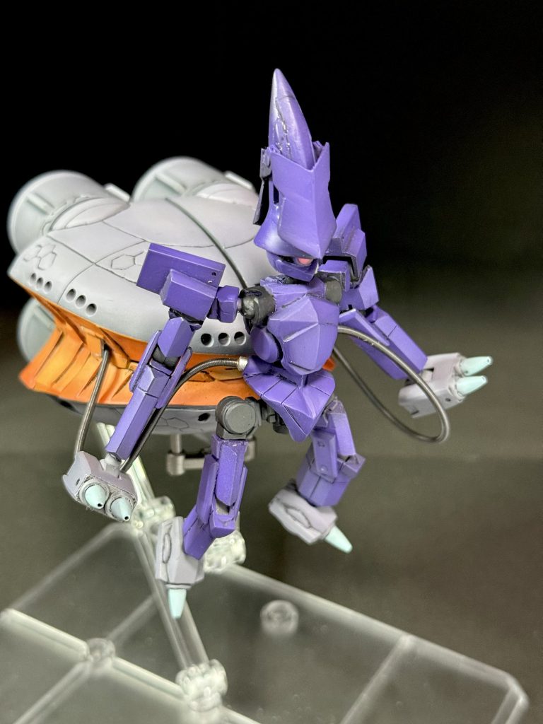 おでこのモノアイ隠しは0.5mmのプラ板で作成しました。このパーツのスライドを再現してるのは他の人の作品ではまだ見てません。ビーム砲の先端はボールデンのミサイルです。6本だけですか有効活用できました(まだまだたくさんある)。先端にピンバイスで穴を開けるのが難しかったです。