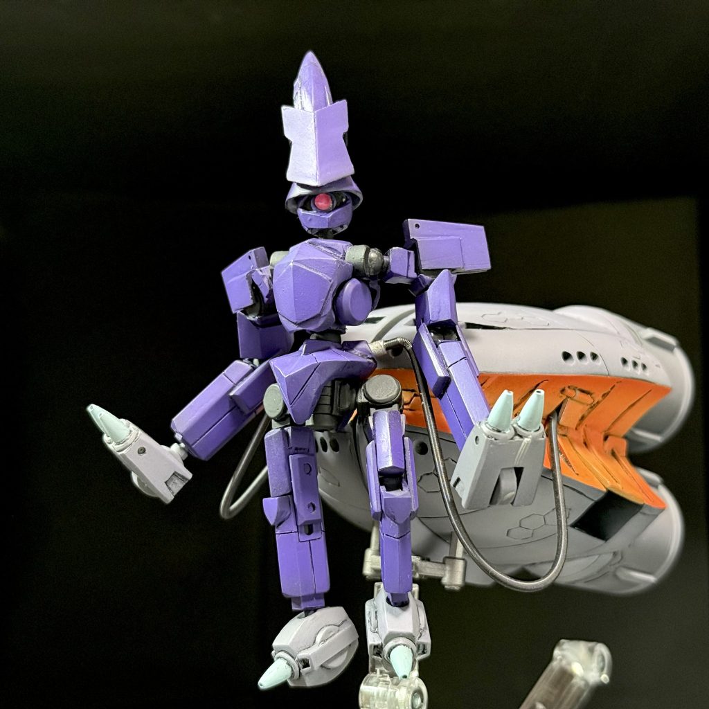 MS形態です。こちらはSDと呼ぶにはちょっと手足が長いかと思いますが、変形再現でこんな感じになってしまいました。まあ、元デザインの超ヒョロ長体系と比較すればこれでも大分SDよりにはなってるかと。