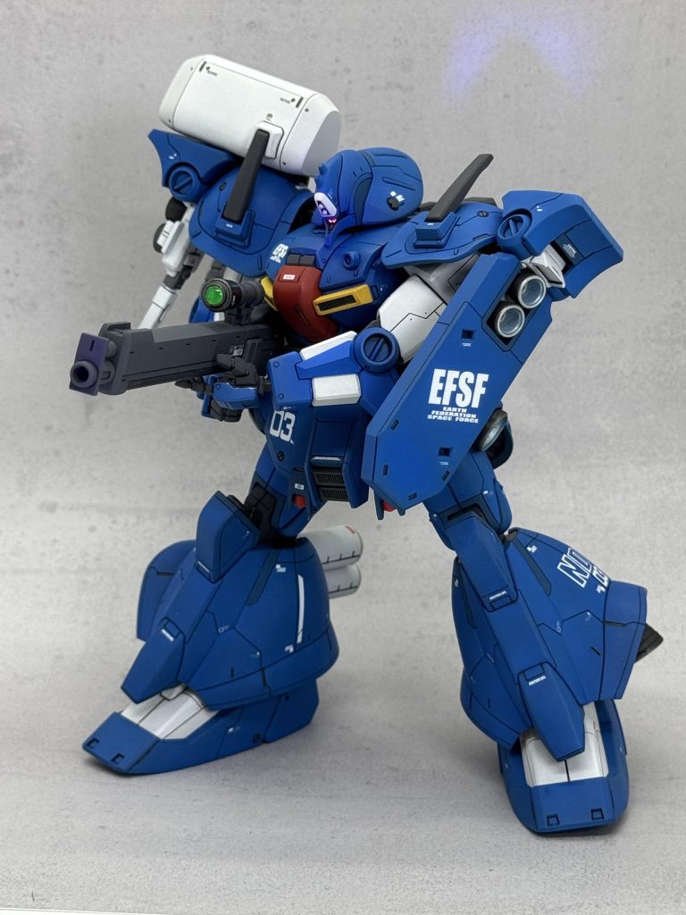 目標にしていたマシンガンの両手持ちも問題なく決まるようになりました。...が肩をスライドさせようとするとボールジョイントがよくスポぬけてしまいます。古いHGやMGのようにボールジョイントではなく棒軸に引き出し機構を持たせた方がよかったかもしれません🤔