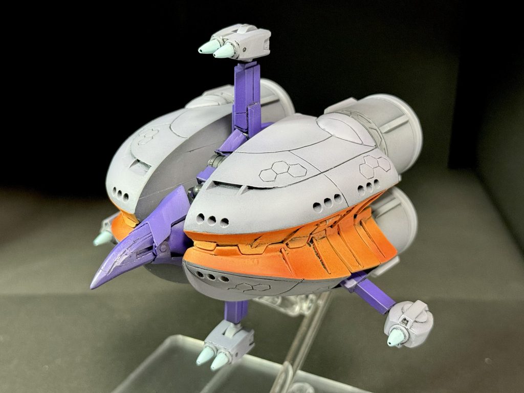 MA形態左斜め前やや俯瞰。最初、アニメでキケロガの変形を見た時は「これはプラモ再現不可能なやつだ!」って思ったんですけど、モデリング担当したデザイナーさんが「(もし)プラモが出たら、変形させてみて!」みたいなこと言ってた事に触発されて作りました。そうは言ってもプラモが出る可能性は高くないと思ったし、出たとしても1/144なのでSDキケロガが出る可能性は万に一つもないですからね。