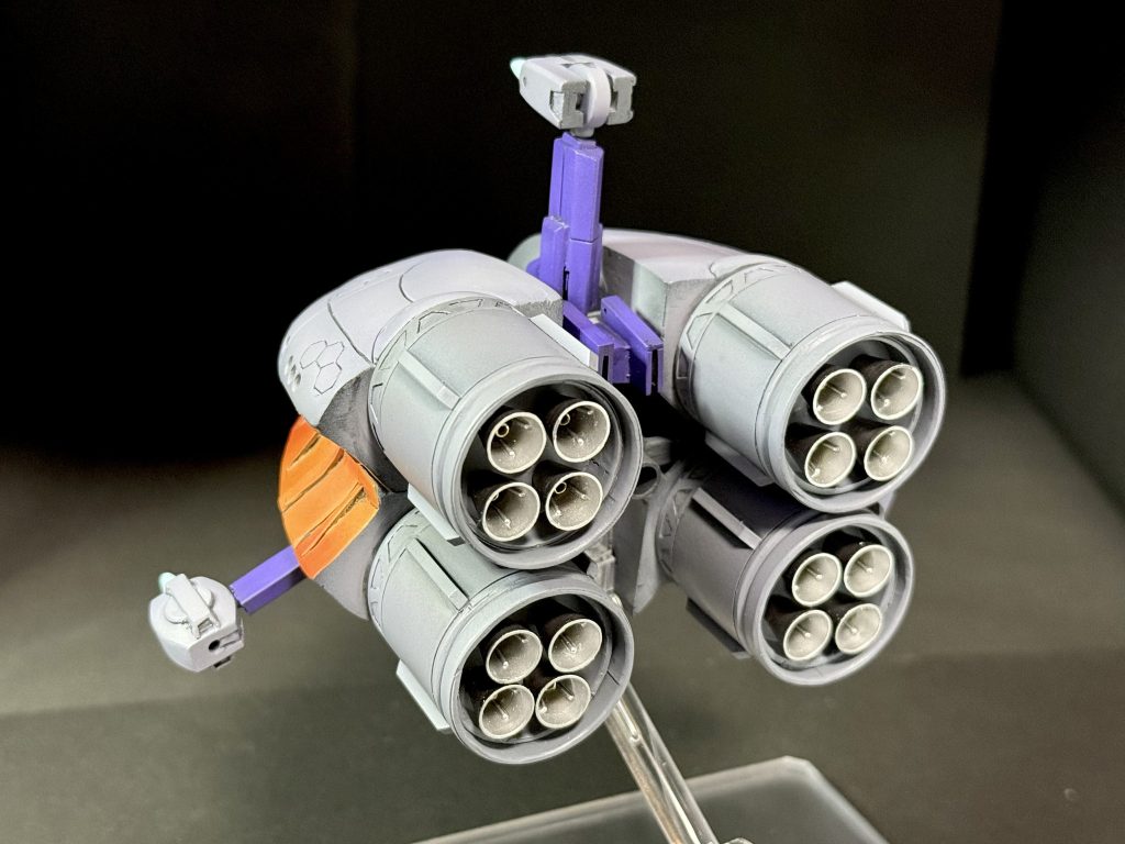 MA形態はなかなかいいバランスになったんじゃないかと思ってます。デザイン的には後部のブースターがもっとデカくて全長の約半分くらいあるのですが、これはSDなので脚は短くなってます(gundam-kao2)