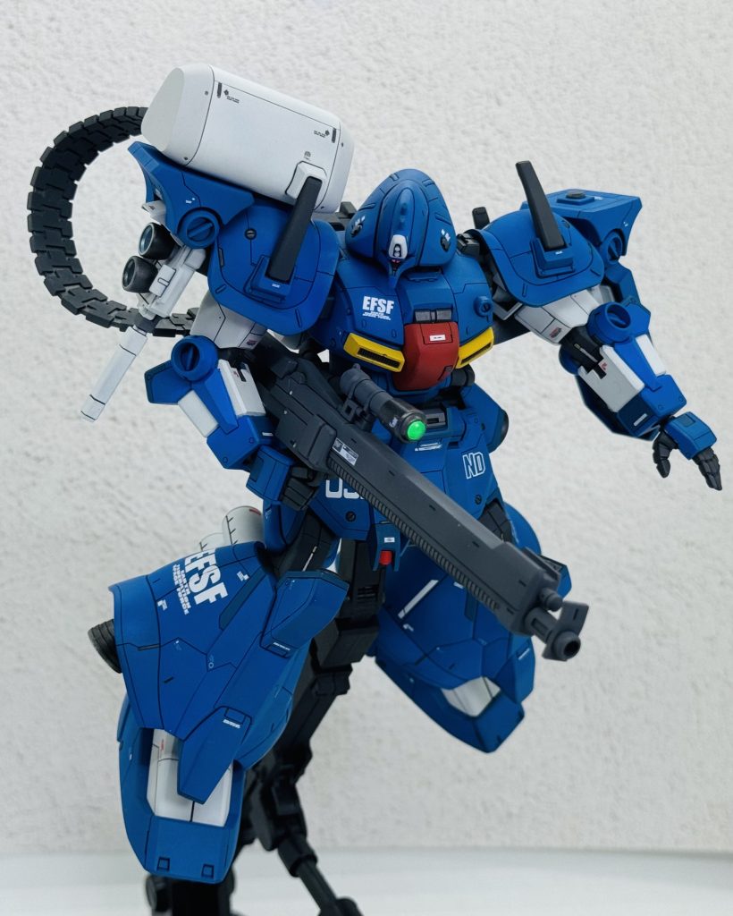 武装を選択・換装出来る設定を活かして両肩のマガジンとシールドをあえて片方ずつ装備させて「機体が重くなるのを嫌ったパイロットがそう判断して装備した」感を出してみた。...つもりです😅