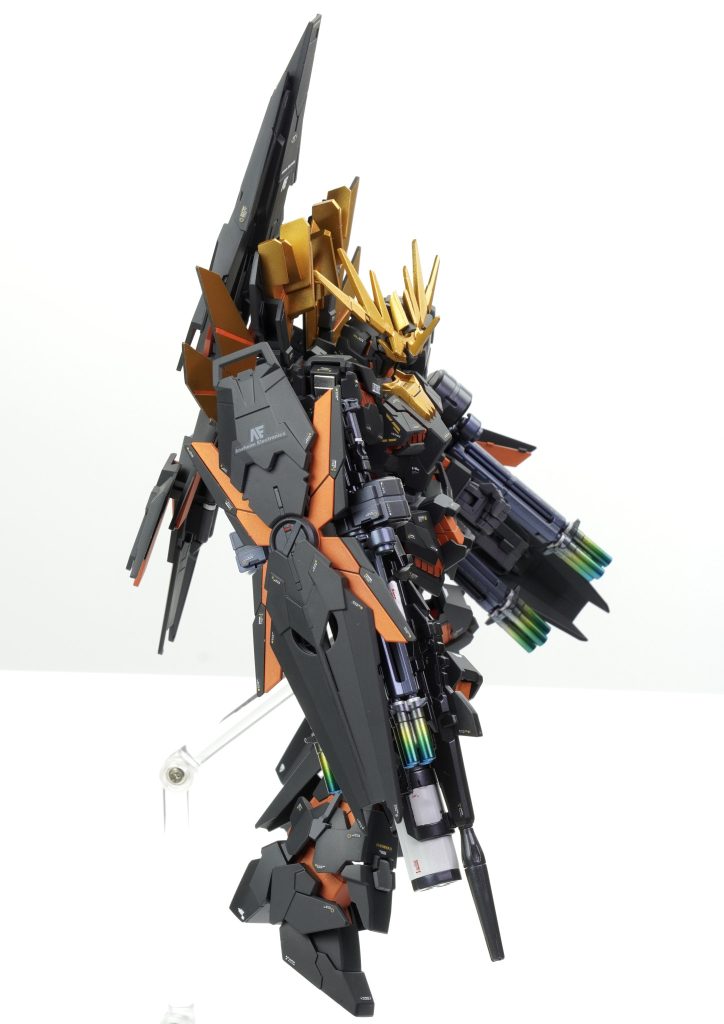 ユニコーンガンダムって売り場でもよく見るし家にジャンクで購入したRGフルアーマーユニコーンがあったんですがなぜか制作意欲がわかなかったんですが、今回、激烈に作りたくなっちゃいました黒のユニコーンいろいろ作例出てくるんですがどれもかっこよすぎる!!