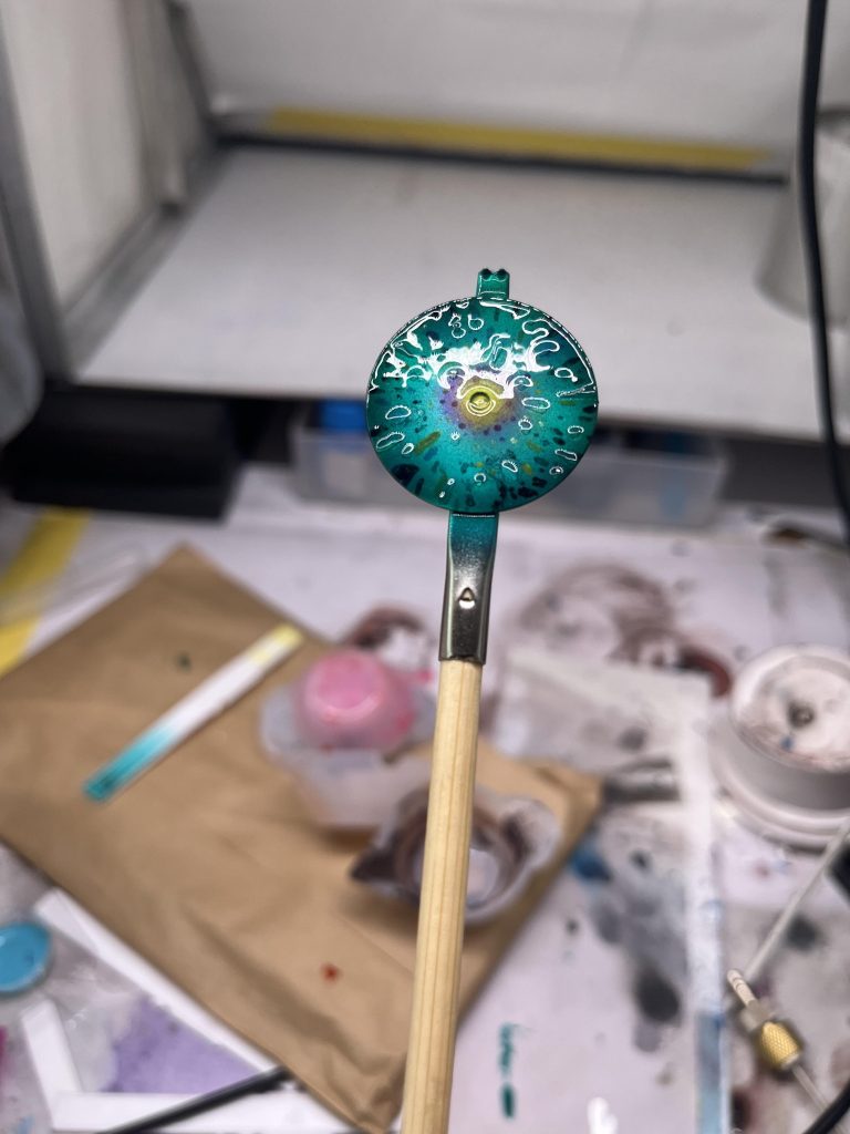 螺鈿を貼った上からキャンディ塗装をしてトップコートを吹き、研ぎ出しています。