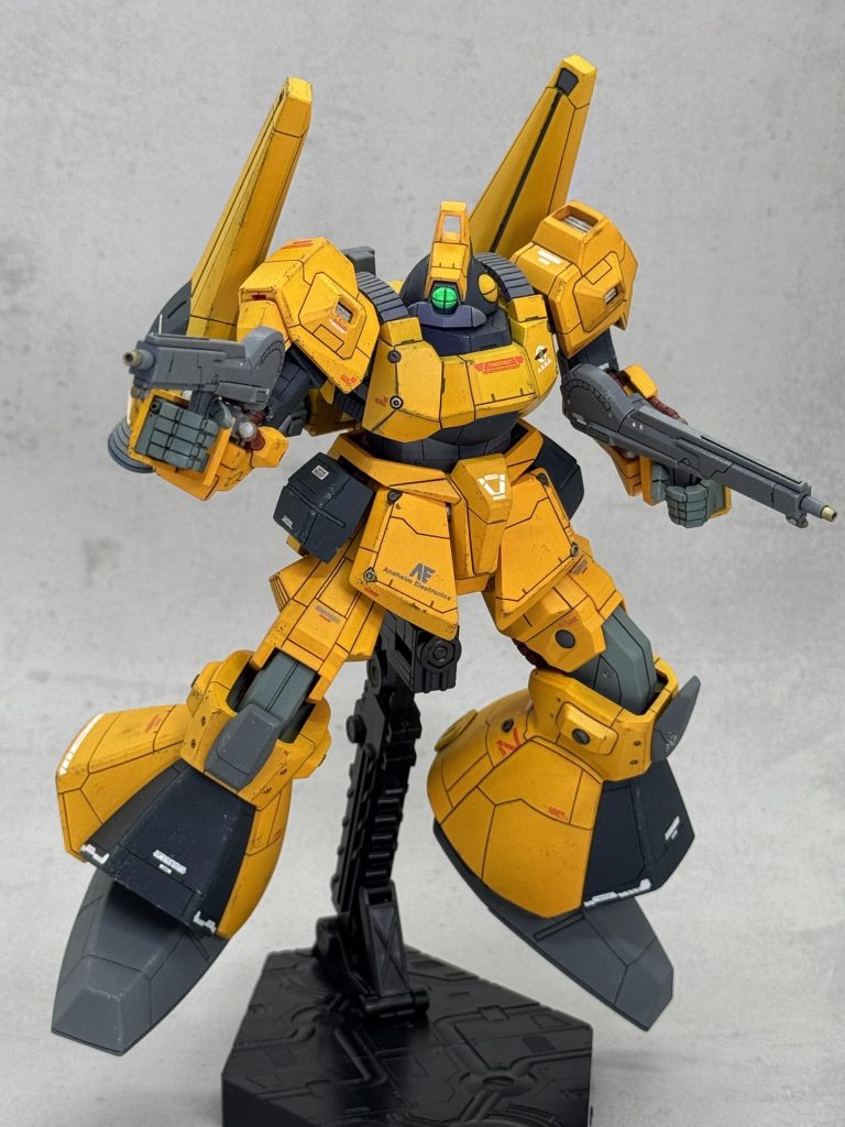 ビームピストルはプラ板で改造して、連射力とか威力が上がっている感が出るように仕上げてみました。もっとデカくしてもよかったかな〜と思う反面、デカくしすぎるとそれはもはやビームライフルなのでこのぐらいの塩梅がちょうど良いのかもしれません笑正面からでは見えませんが、バックパックにネオジム磁石で接続出来るようにピストル・バックパックに手を加えていきました。