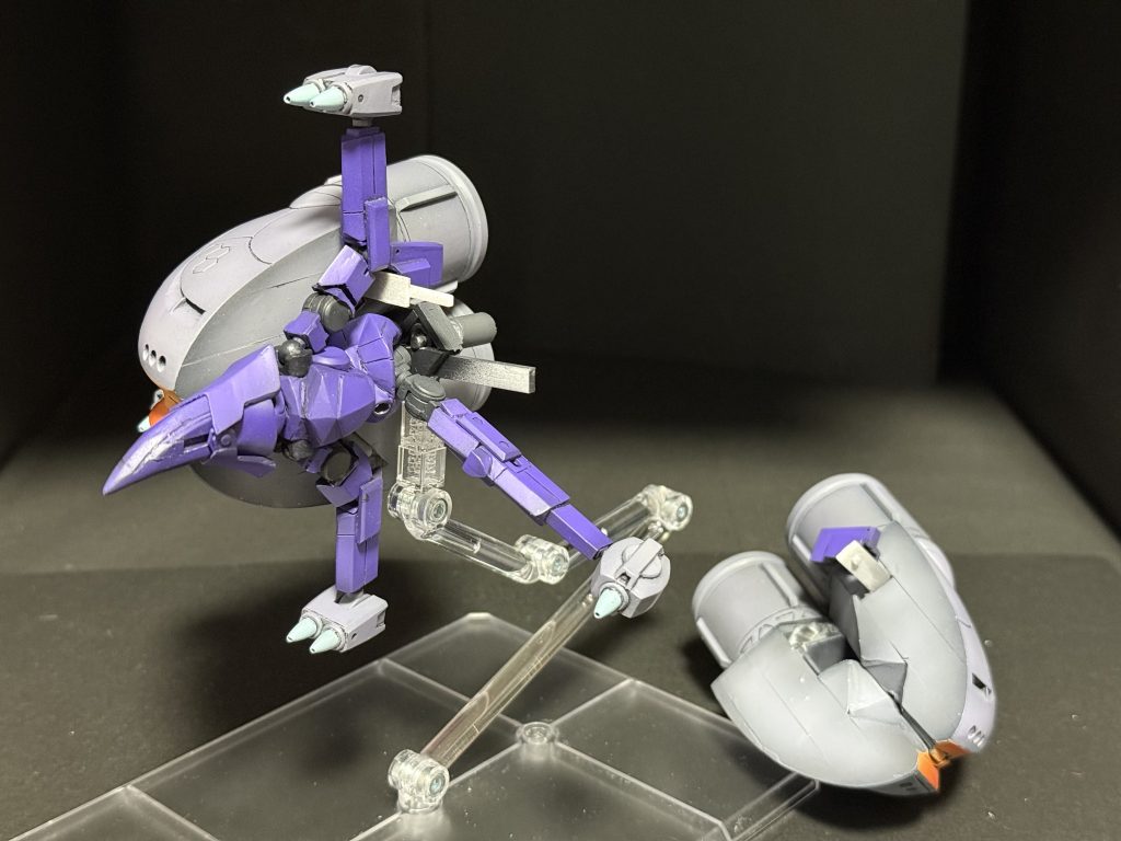 キケロガの二枚おろしです。MA形態の時の内部はこんなふうになってます。背中と腰(股間)の3mm穴でMS部分は接続されてます。MA胴体の4つのパーツは左右と上下に開閉するスライド機構で繋げてあるのですが、もう一度作るとしたら腰を接続してる部分からX字のフレームで繋げるようにします。二度も作りたくないですが。変形の詳しい過程は冒頭のYouTube、またはXの投稿をご覧ください。