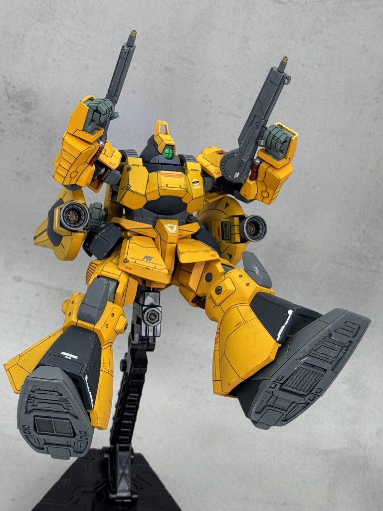 一番のカスタムポイントがバインダーの可動域増加改造。自作の関節パーツはデザイン・工作どちらも大変でしたが、時間をかけた甲斐あってイメージ通りのデザインと可動域を実現できたように思えます。画像は逆噴射で急性動のイメージで!笑