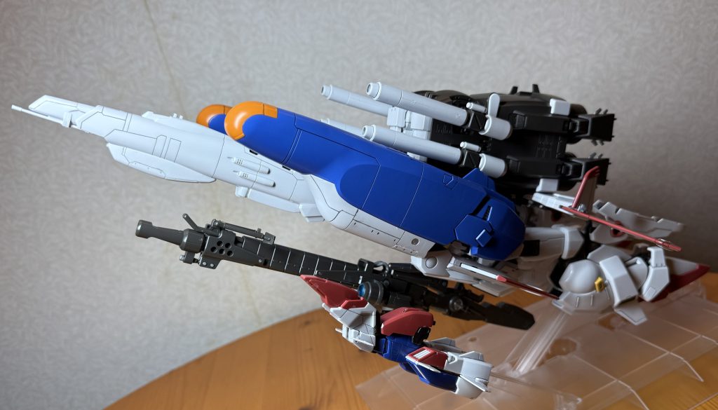 一応Gクルーザー形態もしました。水転写が剥げるのが嫌だったので貼る前にしています。かっこいいんですが、パーツの破損が怖すぎるのと変形するのが大変すぎるので多分二度とやることはありません。逆側↓