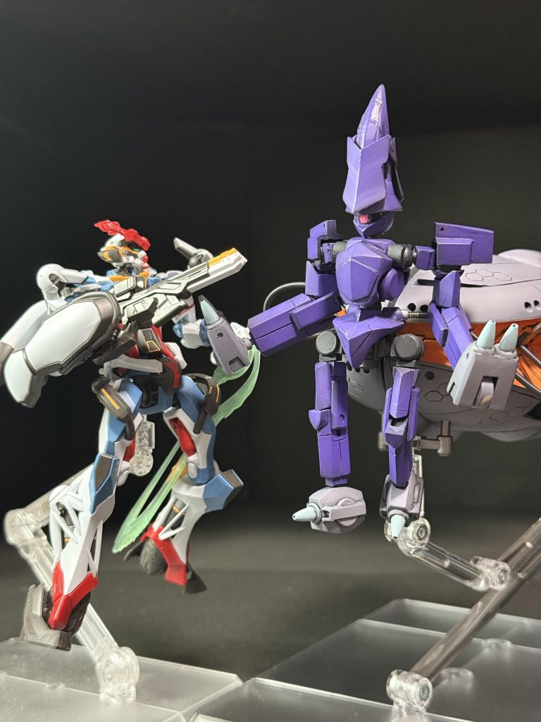 おまけ2。HGジークアクス(ぱち組み)と。サイズ感はこんな感じ。「ねぇ、ヒゲマン。キケロガ縮んだ?」以上、最後までご覧いただきありがとうございました!アニメ7話見た3日後から作り始めて、ようやっと完成しました(間、2/3ヶ月ほどゲームしてて進んでなかったけどね)。これで他のものに取り掛かれます。