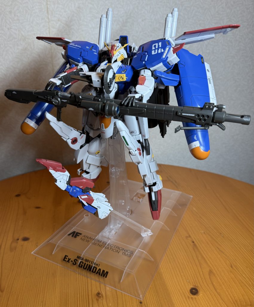 正面ですねEx-Sといえばのポーズです。ビームスマートガンはせっかくなので連射装備仕様にしてます。かっこいいんですが重たくて銃口の方が下がっていってしまうんですよね。🤔<どうすれば...