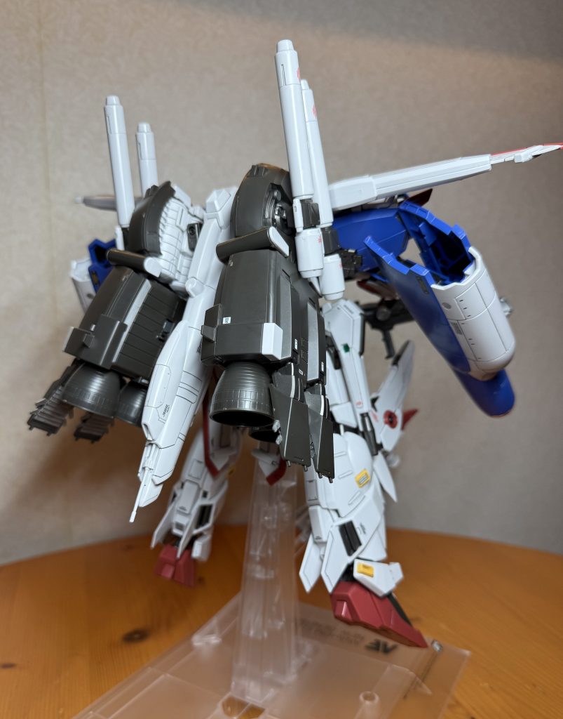 背面です。バックパックがごつくて奥行きがかなりあるので飾るとこ考えないと...