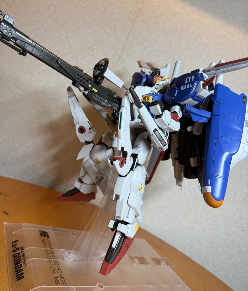 ポーズ3です腰部ビームカノンも動かしました。あと肩部分のスライドもしてあります。インコム射出状態の再現はしていません。色々大変そうなので諦めました。