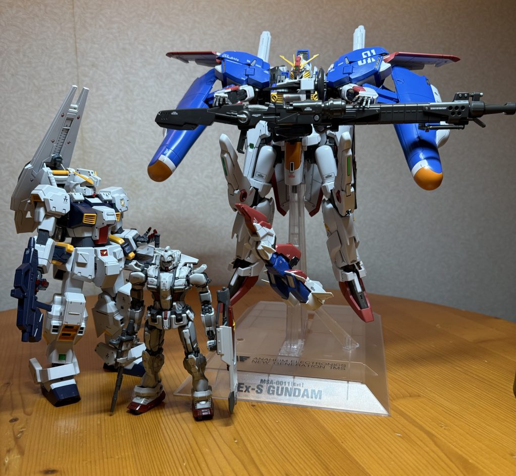 サイズ差がすごい。知ってたけど改めて見てもEx-Sガンダムはでかいですね。ぜひ組んでみてください。めっちゃ大変ですから  以上です。作っていて楽しかったです。そしてこんなに時間がかかったキット初めてです。次にここまで時間がかかりそうな積んであるキットは...デンドロビウムくらいかな?良かったらいいねとフォローお願いします🙏では。