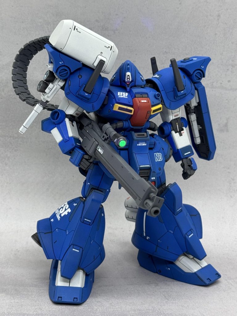 大きく改修した点は両肩にスライド機構を持たせる為に自作した関節ボックスを埋め込みました。スタイルの改修では首を１㎜延長､マシンガンの両手持ちの為か両腕が気持ち長く感じられたので胴体を２㎜延長(腕を短く改修すると関節の改造だけでは両手持ち出来なくなる為😅)､手首をHG νガンダムのモノと交換しました。