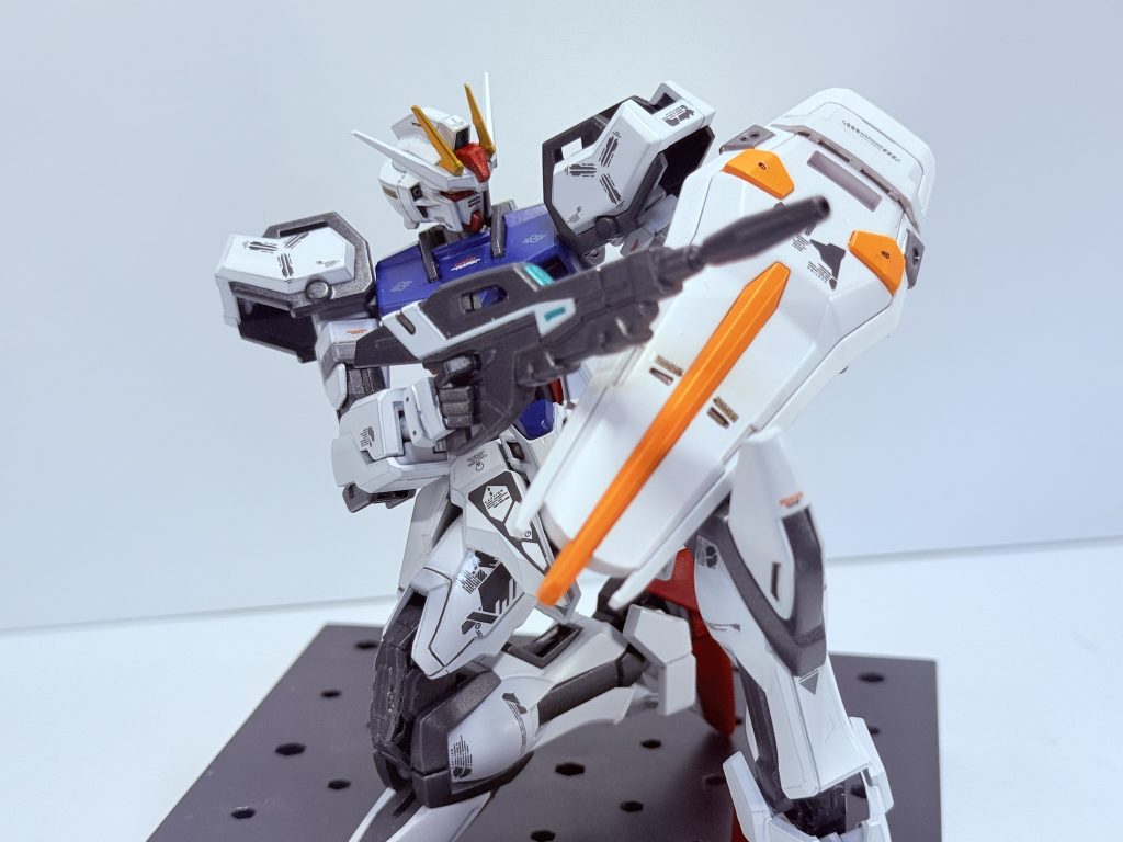 膝立ち構え。ビームライフルはG-セルフのものを加工しています。 