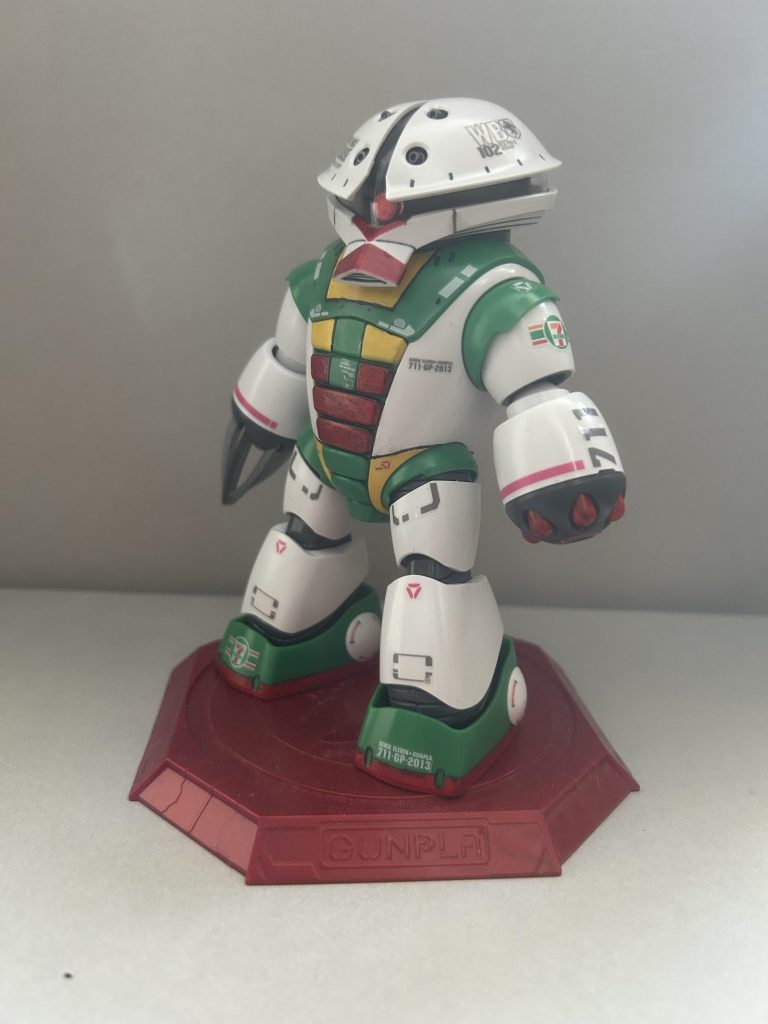 デカール以外のシール部分は筆塗装していきました。