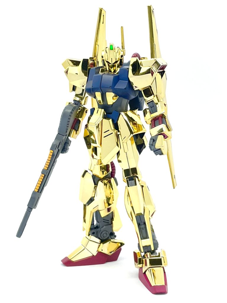 ハセガワのゴールドフィニッシュもお買い求めて、合わせ目もそれでピカピカに。メッキパーツ以外は軽くラメいり。もったいないけど違う気がしたので塗装しました。そしてこう見ると悪者顔。