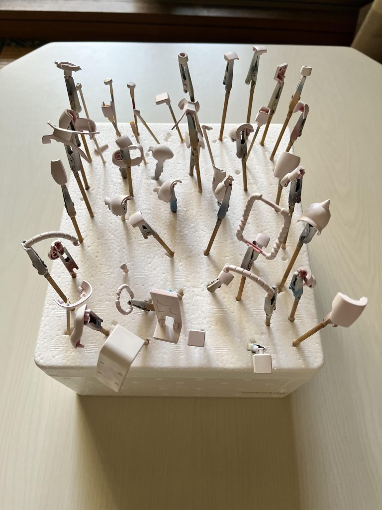 黄色（ガイアカラーのマンダリンイエローとサンシャインイエロー）の発色が重要と考え白サフ吹きました（１／２回目）