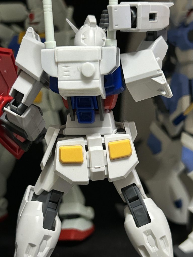 背中のバックパックですがストライクに合うサイズの箱を制作し、EGのラーガンダムのガンダムのところのサーベルラックを切り取って貼り付けただけです。