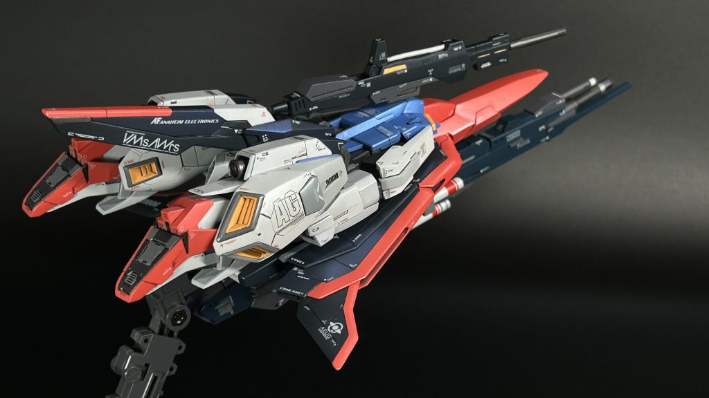 元々の脚部のディテールをWR時のエアインテークと拡大解釈して加工大き目の文字デカールをテールコード風に貼って仕上げの粗さをごまかし