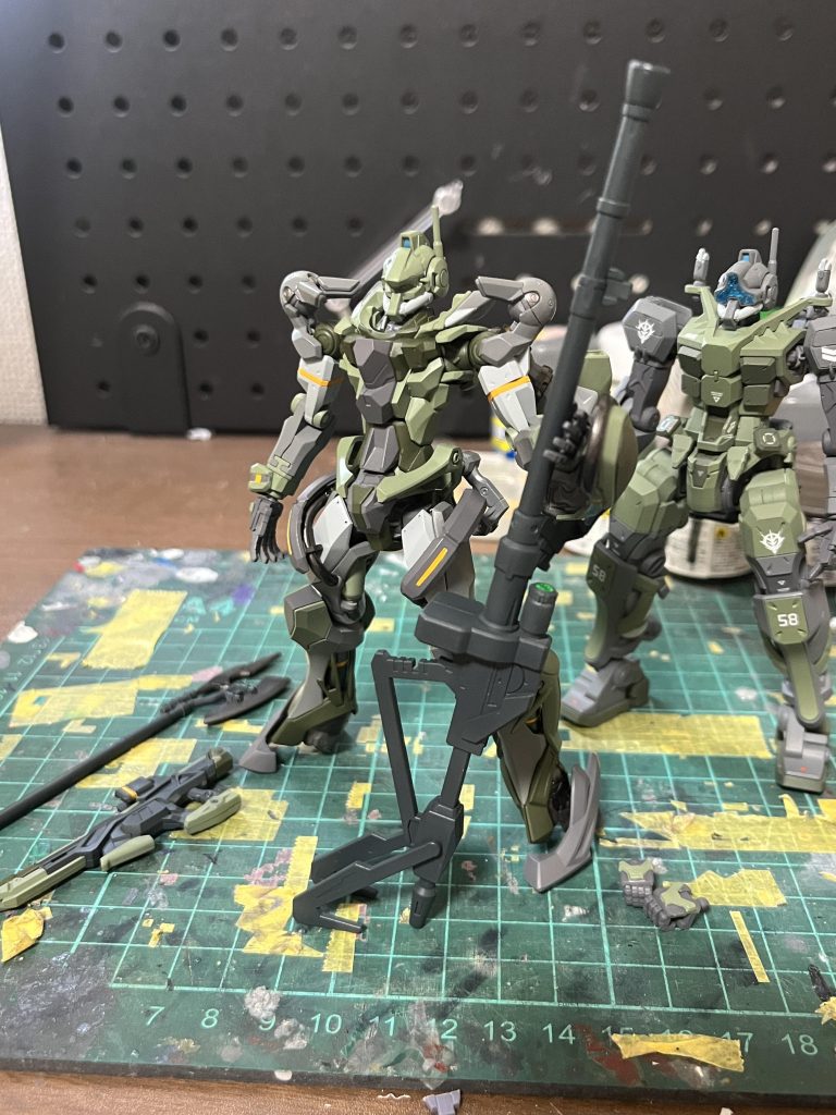 塗装。カラーリングはGQゲルググやジークアクスの面影を残しつつ原作のガルバルディαを意識。