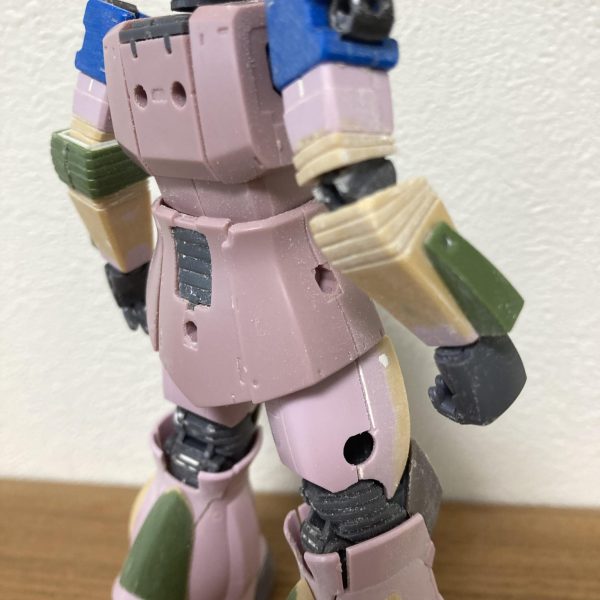 水ザクの現在です。この機体を作る上で避けて通れないのが肘、膝、足首のシーリングの処理です。皆さんも完成品の投稿見るときはきっと気にしてますよね？以前から構想していた肘の処理。キット付属のカバーをそのまま使うと、当然に肘の可動が死にます。1パーツでの処理ではなく前腕、上腕にそれぞれインナーシールを作成し、キット付属のカバーを加工して肘可動に合わせてフレキシブルに動くようにしてみました。画像のようにカバー付きとカバー無しでの可動の差はかなり縮まりました(そもそも肘ってそんなに曲がらなくてもポージングしないので…言い訳💦)魂ウェブ製の完成品の肘シール処理も、アレはアレで正解だと思いますが、モデラーの意地を張りましたwあとはフトモモに角を出したのと、足首シーリングはキットのパーツを加工して取付けました。結構良い感じです。（4枚目）