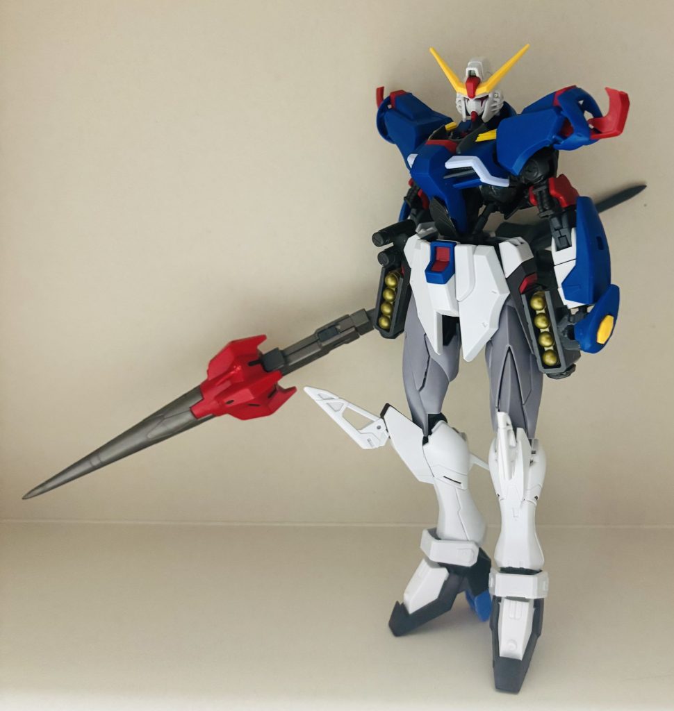 射撃と格闘の両方を兼ね備えたショットランサーであり、ランスの下部にはダインスレイヴを装備し、その攻撃は容易に機体を貫きます。