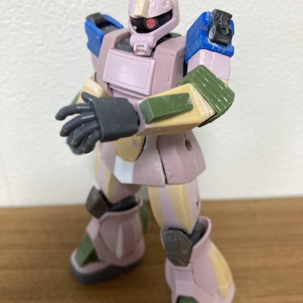 水ザクの現在です。この機体を作る上で避けて通れないのが肘、膝、足首のシーリングの処理です。皆さんも完成品の投稿見るときはきっと気にしてますよね？以前から構想していた肘の処理。キット付属のカバーをそのまま使うと、当然に肘の可動が死にます。1パーツでの処理ではなく前腕、上腕にそれぞれインナーシールを作成し、キット付属のカバーを加工して肘可動に合わせてフレキシブルに動くようにしてみました。画像のようにカバー付きとカバー無しでの可動の差はかなり縮まりました(そもそも肘ってそんなに曲がらなくてもポージングしないので…言い訳💦)魂ウェブ製の完成品の肘シール処理も、アレはアレで正解だと思いますが、モデラーの意地を張りましたwあとはフトモモに角を出したのと、足首シーリングはキットのパーツを加工して取付けました。結構良い感じです。（5枚目）