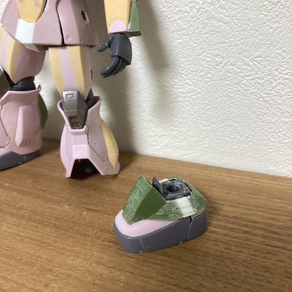 水ザクの現在です。この機体を作る上で避けて通れないのが肘、膝、足首のシーリングの処理です。皆さんも完成品の投稿見るときはきっと気にしてますよね？以前から構想していた肘の処理。キット付属のカバーをそのまま使うと、当然に肘の可動が死にます。1パーツでの処理ではなく前腕、上腕にそれぞれインナーシールを作成し、キット付属のカバーを加工して肘可動に合わせてフレキシブルに動くようにしてみました。画像のようにカバー付きとカバー無しでの可動の差はかなり縮まりました(そもそも肘ってそんなに曲がらなくてもポージングしないので…言い訳💦)魂ウェブ製の完成品の肘シール処理も、アレはアレで正解だと思いますが、モデラーの意地を張りましたwあとはフトモモに角を出したのと、足首シーリングはキットのパーツを加工して取付けました。結構良い感じです。（7枚目）